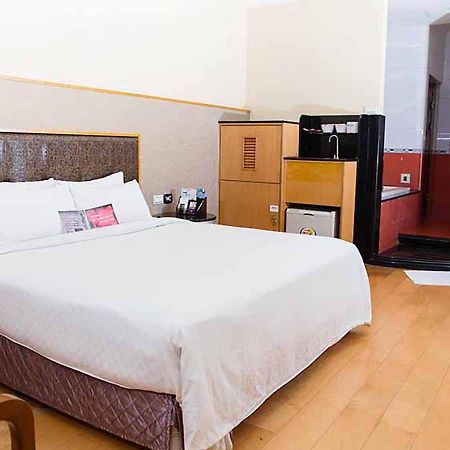 Royal Group Motel Chien Kuo Branch Kaohsiung Bagian luar foto