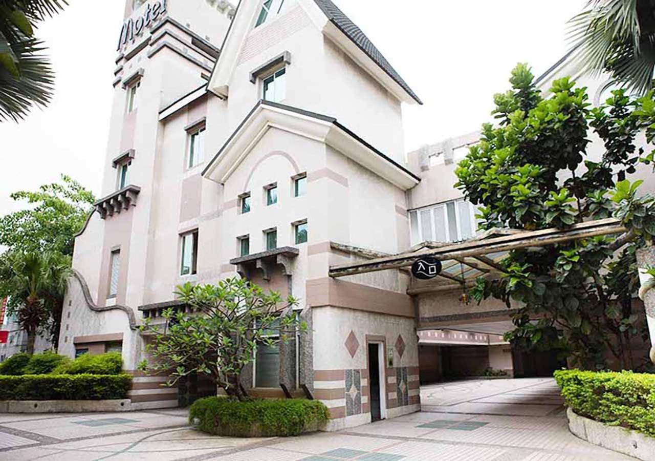 Royal Group Motel Chien Kuo Branch Kaohsiung Bagian luar foto