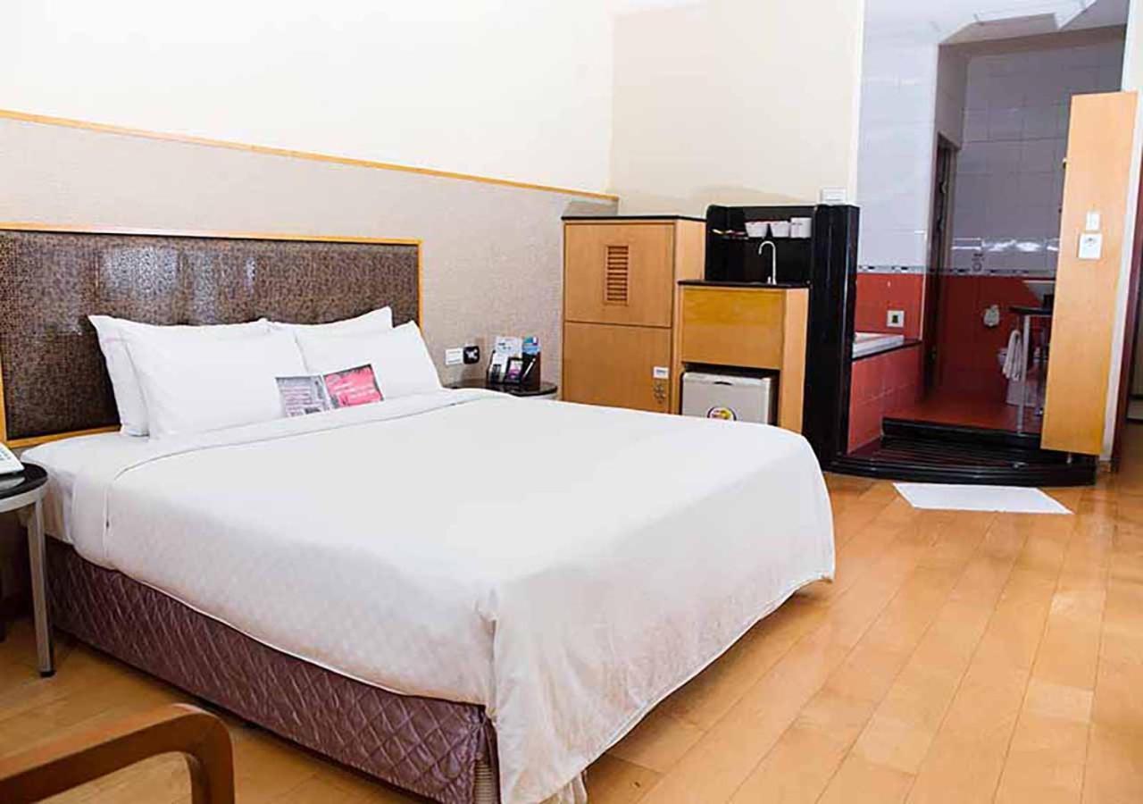 Royal Group Motel Chien Kuo Branch Kaohsiung Bagian luar foto