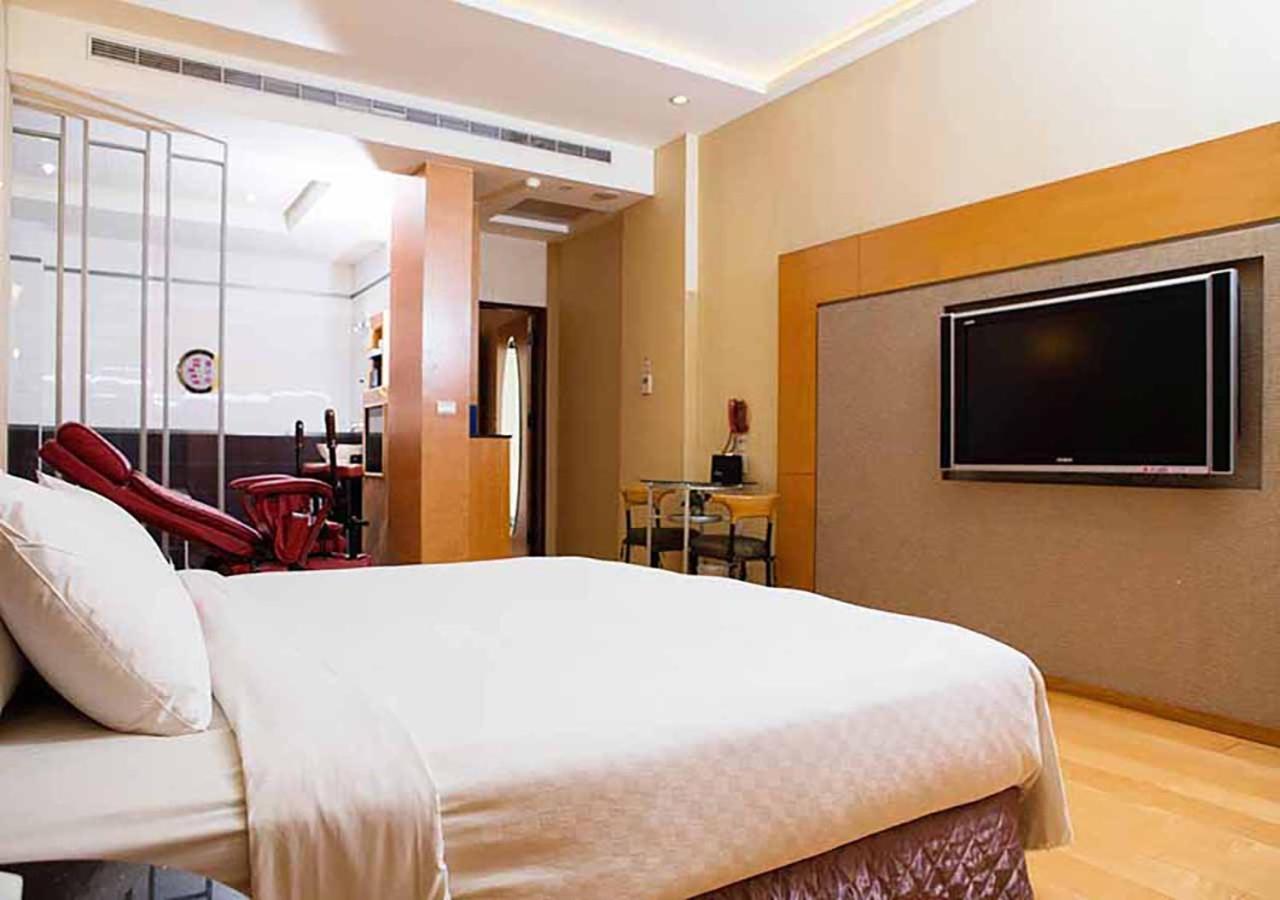 Royal Group Motel Chien Kuo Branch Kaohsiung Bagian luar foto