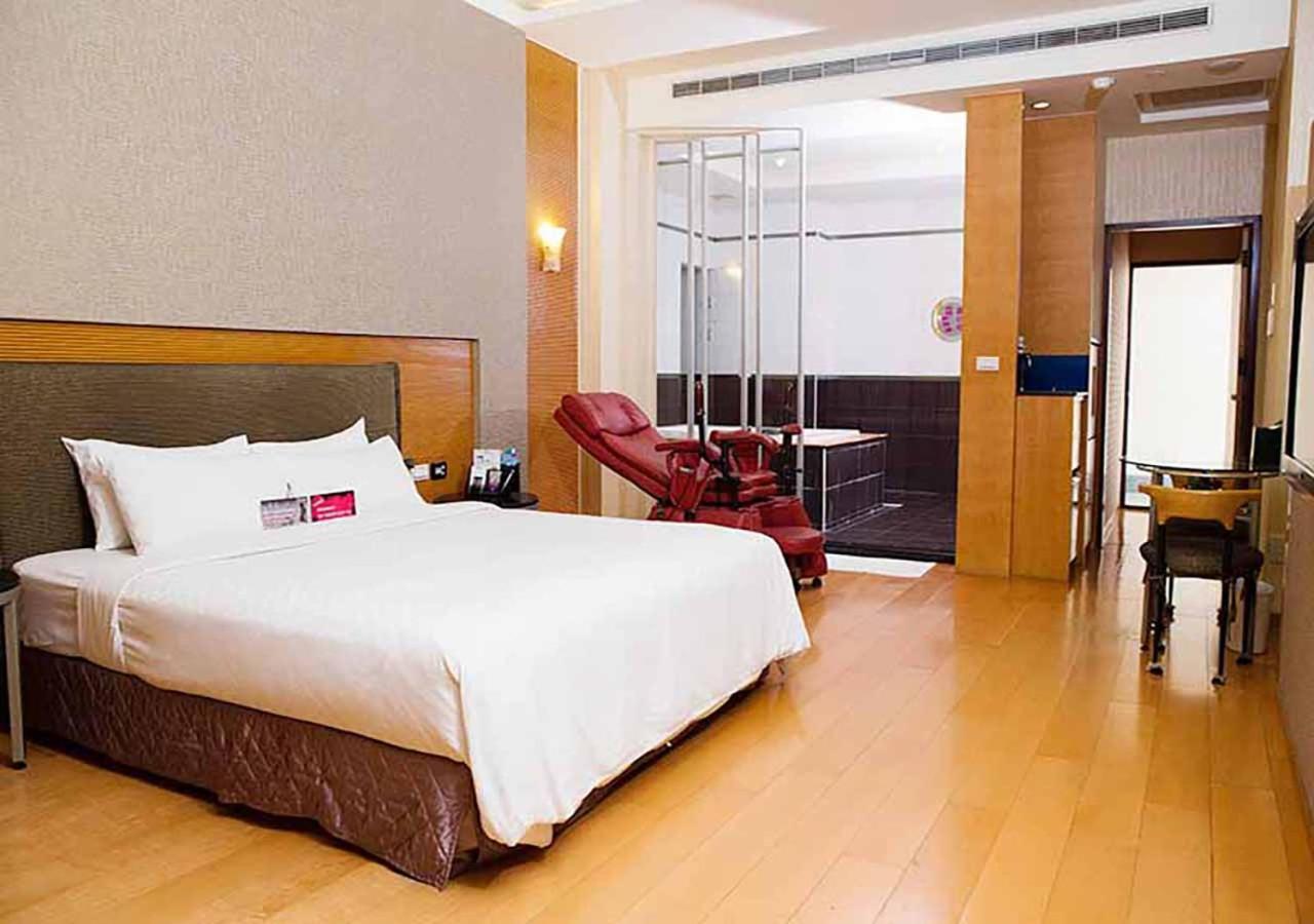 Royal Group Motel Chien Kuo Branch Kaohsiung Bagian luar foto